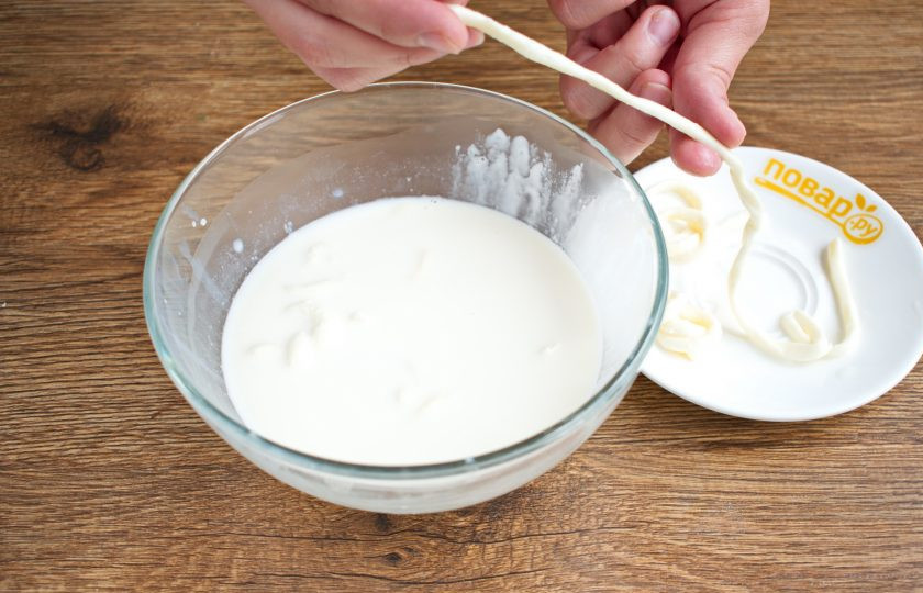 1. Этап. Домашний сыр страчателла: Возьмите шарик сыра и вытягивайте толстую нить. Если моцарелла плохо вытягивается, рвется, подогрейте еще немного. Размер и форму придавайте любые. Опустите их в глубокую миску с холодными сливками.