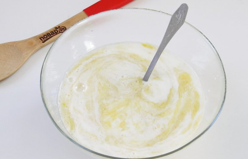 1. Этап. Оладьи из кабачков на кислом молоке: Добавьте кислое молоко.