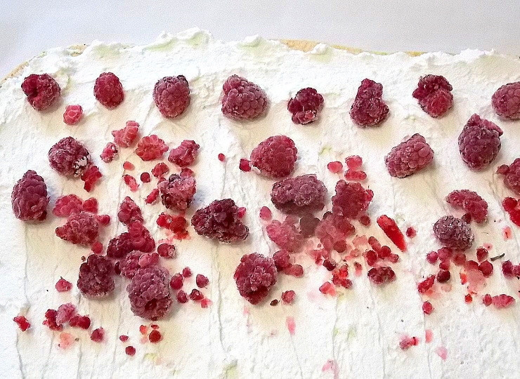 1. Этап. Меренговый рулет с малиной: Разложите на поверхность чистую сухую малину.