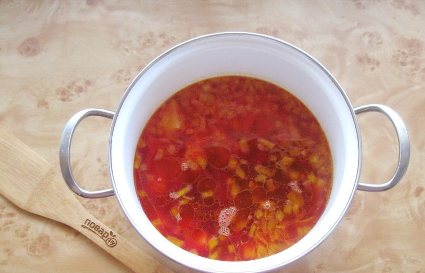 1. Этап. Борщ с яблочным уксусом: Выложите свеклу в кастрюлю.