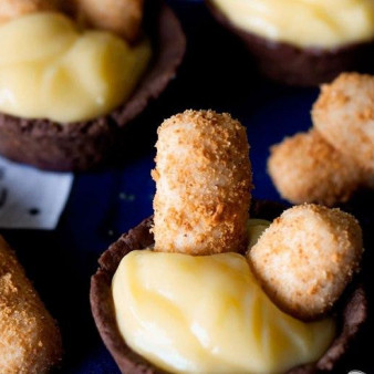 Палочки в чашечках с ванильным кремом