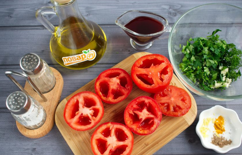 1. Этап. Томатный салат: Помидоры разрежьте пополам поперек перегородок. Удалите семена. Мякоть нарежьте кубиками. Зелень и чеснок измельчите.