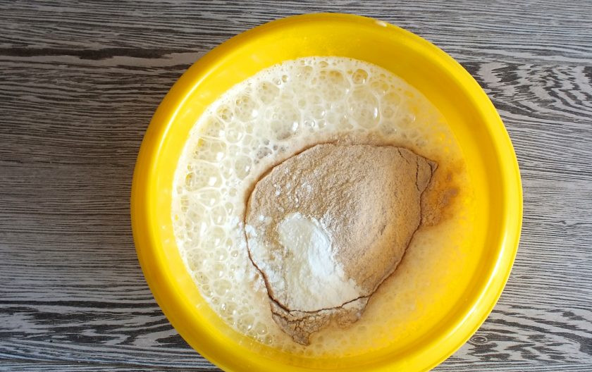 1. Этап. Вафли из гречневой муки: Добавьте 2/3 части указанного количества муки, разрыхлитель и перемешайте.