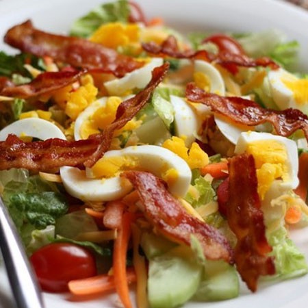 1. Stage. Bacon and Egg Salad: Put salad leaves in a salad bowl, add green onions, eggs, cucumber and bacon. Stir and season the bacon and egg salad with hot sauce.