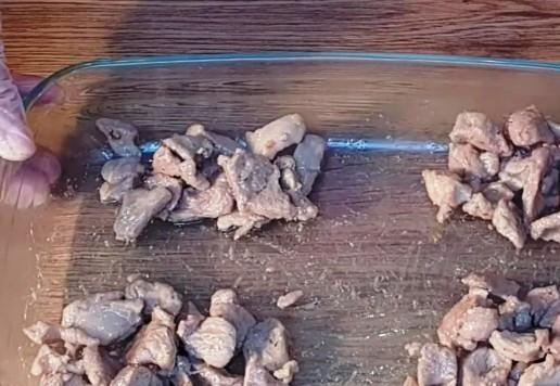 1. Этап. Мясные «Рассольники»: 13. Берем форму для запекания или небольшой противень и смазываем маслом. Кладем обжаренное мясо и разделяем на 4 порции.