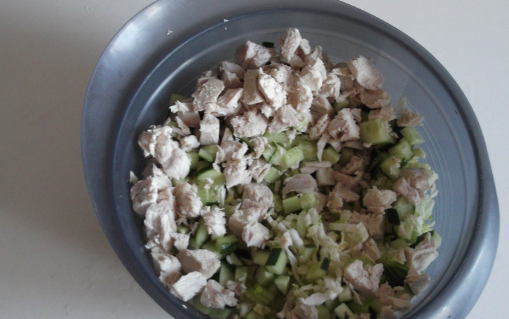 1. Этап. Салат из черешкового сельдерея: Соединяем в салатнице: сельдерей, капусту, куриное мясо и огурец. Добавляем измельченную зелень, перемешиваем.