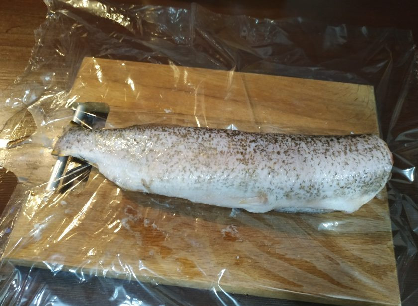 1. Этап. Емелина щука: Щуку заверните в пакет и немного отбейте. Так шкурка будет сниматься легче.