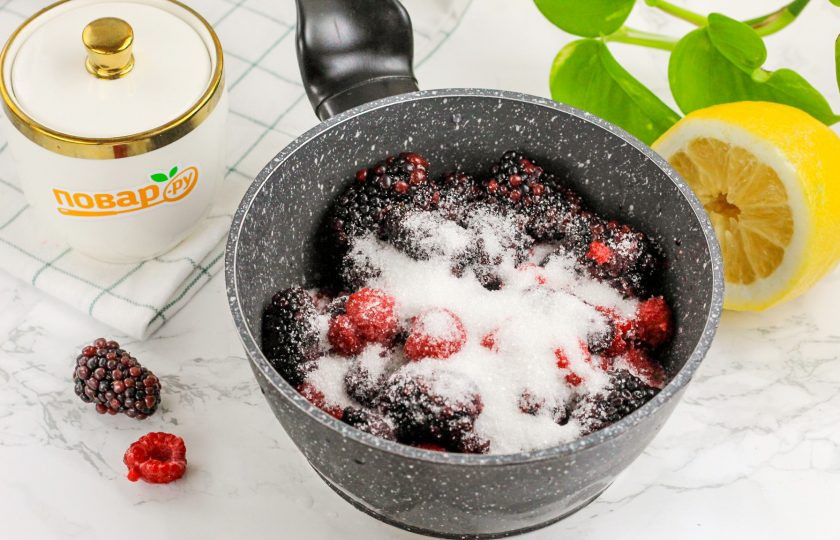 1. Этап. Варенье из ежевики и малины: Тщательно промойте ягоды и выложите их в казан или кастрюлю с антипригарным дном. Добавьте сахарный песок и лимонный сок. По желанию можно всыпать пару щепоток ванильного сахара.