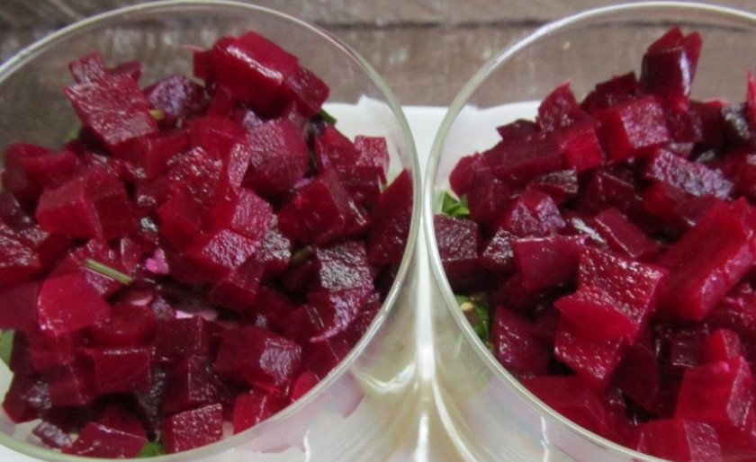 1. Этап. Селедка под шубой с маринованным луком: Отварную свеклу нарезаем кубиками и складываем в стаканчики.