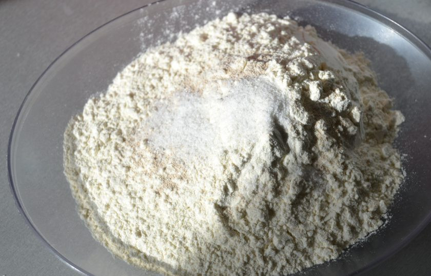 1. Этап. Булочки Римские чириолы: В просеянную муку всыпьте сухие дрожжи, смешайте. Дрожжи в минимальном количестве необходимы, чтобы тесто быстро поднялось и не приобрело кисловатый привкус.