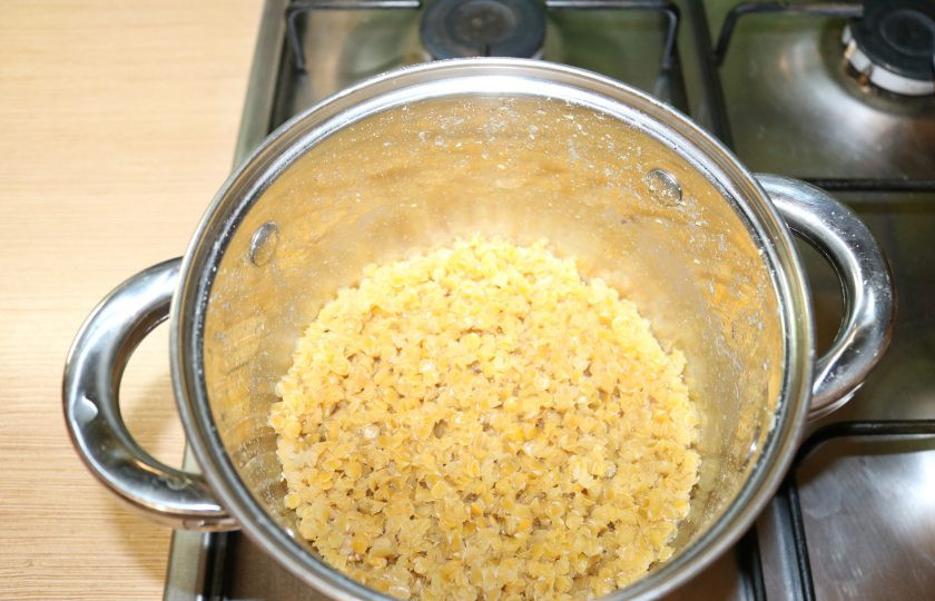 1. Этап. Оладьи из чечевицы с булгуром: Вода почти вся впитается. Добавьте ещё 50-100 мл воды и булгур. Варите 7-10 минут на медленном огне. Отключите огонь, накройте полотенцем и дайте постоять 20-30 минут до полного впитывания влаги.