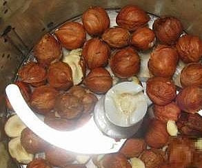 1. Этап. Кисель молочный: Измельчаем.