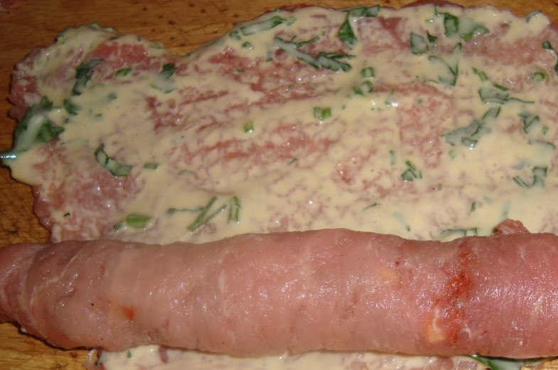 1. Этап. Рулет из баранины: Второй кусок смажьте смесью со сметаной и оберните им первый рулетик. Третий кусок мажьте снова томатной пастой, и оборачивайте первые два. И далее по такому же принципу чередуя смазку пока не закончится мясо. Получится многослойный мясной рулет.