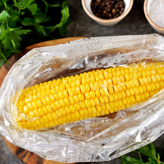 Кукуруза в микроволновке в пакете