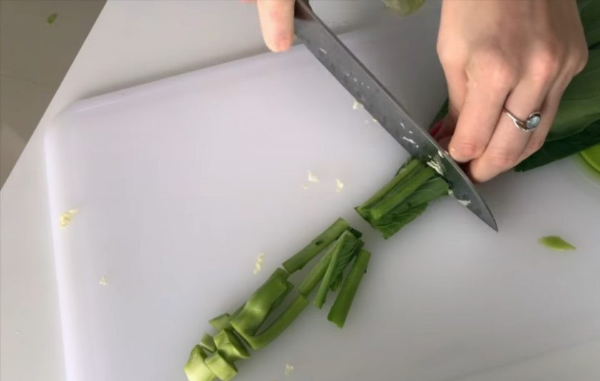 1. Этап. Горячий тайский салат: 1. Пекинскую капусту, стручки горошка, стручковую фасоль, мини-кукурузу, брокколи и морковь нарежьте произвольными кусочками. Креветки очистите от панциря. Сделайте на спинке креветок прорезь и достаньте кишки.