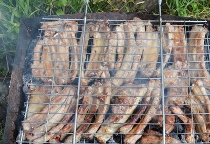 1. Этап. Чураско: И отправляем их жариться на углях. Готовится такое мясо очень быстро.