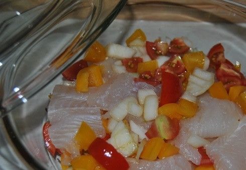 1. Этап. Пангасиус в духовке: Филе пангасиуса режем на 3-4 части и выкладываем в форму для запекания. Сверху выкладываем овощи, закрываем форму крышкой или фольгой и запекаем в разогретой до 180 градусов духовке минут 40-45.