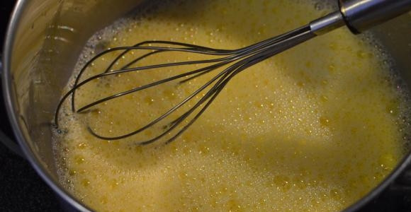 1. Этап. Торт Киевский классический: 12. Когда безе и бисквит будут готовы, можно приступать к приготовлению крема. В глубокую мисочку отправьте желтки и добавьте сгущенку. Взбейте до однородности.