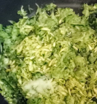 1. Этап. Гаспачо из цуккини и миндаля: На. крупной тёрке натереть цуккини и огурец. Посыпать солью и оставить на 10-15 минут. Должна выйти большая часть жидкости. Отжать. .