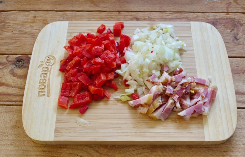 1. Этап. Цыганский острый суп: Оба вида перца нарежьте кубиком. Репчатый лук очистите и нарежьте кубиком. Бекон нарежьте соломкой.