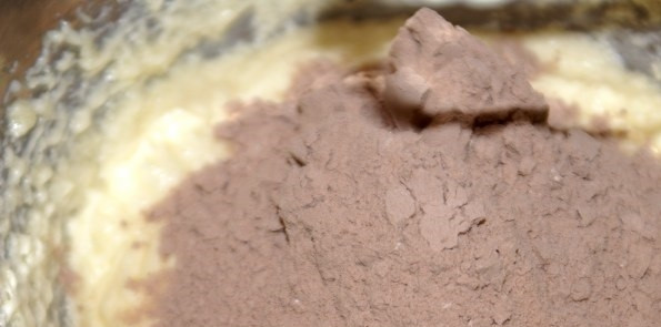 1. Этап. Рождественский торт с черносливом: 4. К масляно-яичной смеси порционно всыпаю сухие ингредиенты (муку, какао и разрыхлитель) и все тщательно перемешиваю.