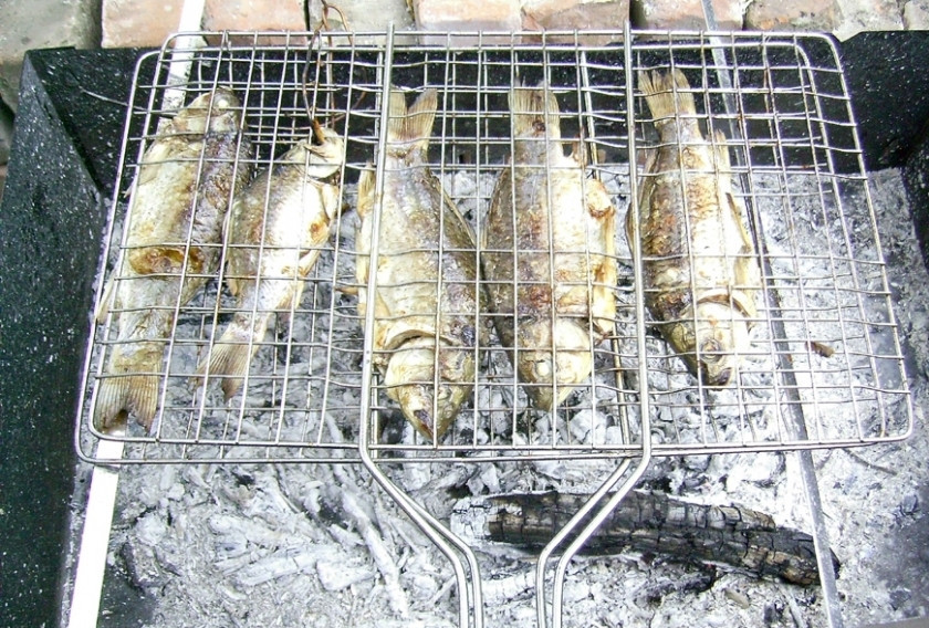 1. Этап. Караси на решетке: Затем выкладываем карасей на решетку и обжариваем с двух сторон минут 15-20. Караси на решетке готовы, теперь вы можете поставить их на стол и красиво провести вечер.