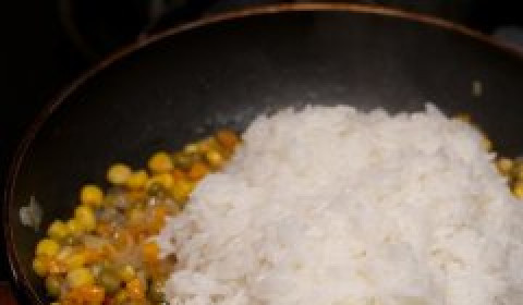 1. Этап. Рагу с овощами и рисом: Добавьте отваренный рис, а также соль и специи .