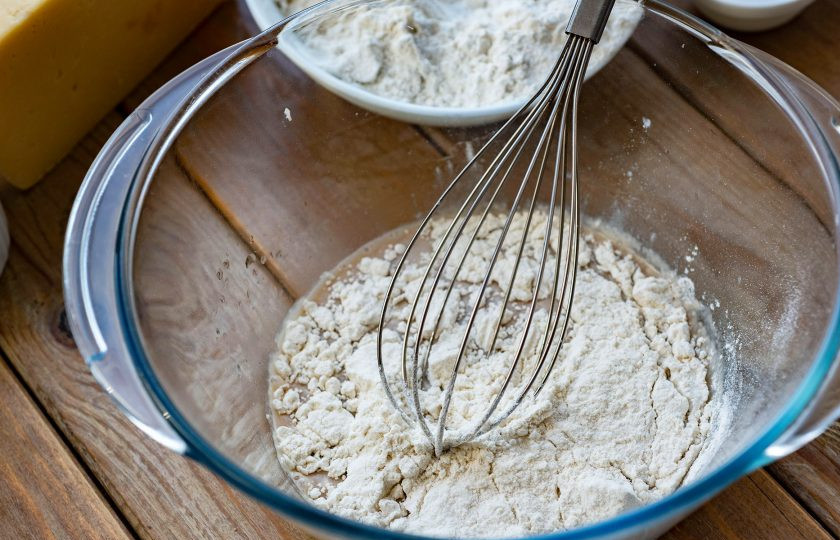 1. Этап. Кальцоне с ветчиной: Добавьте к дрожжевой смеси 2 столовые ложки муки. Перемешайте венчиком и оставьте миску с этой смесью в покое на 15-20 минут.