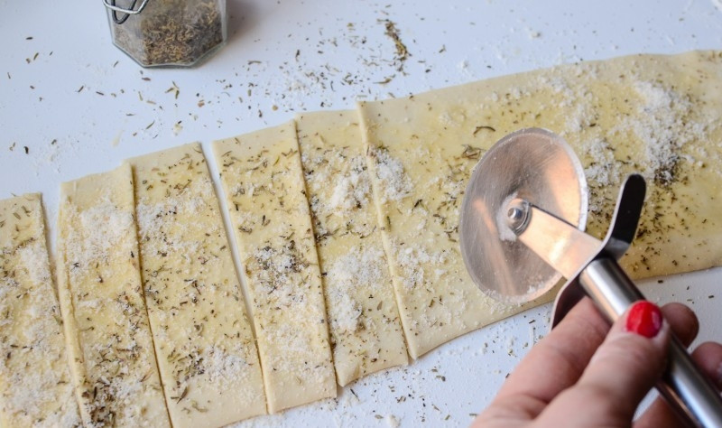 1. Этап. Слоеные палочки с сыром: Полоску порезать на более мелкие полоски.