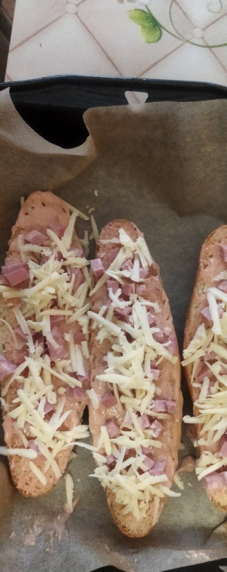 1. Этап. Горячие будерброды на половинках минибагета: Выкладываем тертый сыр.