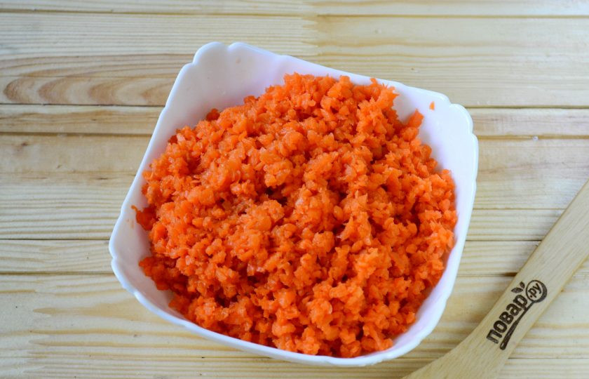 1. Этап. Морковная икра на зиму: Морковь пропустите через мясорубку или измельчите с помощью кухонного комбайна.