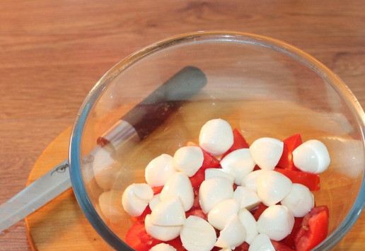 1. Этап. Салат с мягким сыром Чильеджина: 4. Выкладываем моцареллу в сито, и сливаем рассол. Разрезаем шарики сыра пополам и кладем ломтики в миску.