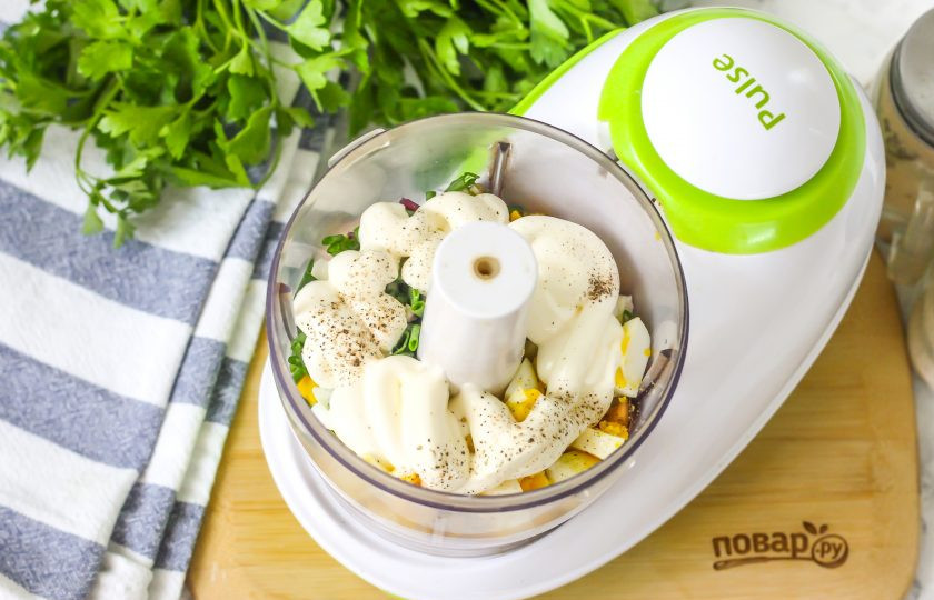 1. Этап. Паштет из мидий: Выложите сметану любой жирности или замените ее густым греческим йогуртом. Посолите и поперчите всю массу. Добавьте лимонный сок.