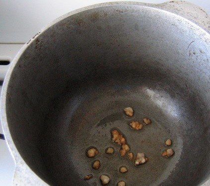 1. Этап. Подлива для лагмана: 1. Баранину режем средними кусочками, обрезая жир. Этот жир вытапливаем в казанке, а шкварки потом достаем.