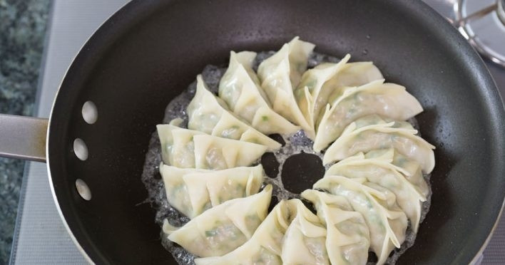 1. Этап. Японские пельмени Гедза с горгонзолой: 7. Снимите крышку и оставьте так до испарения жидкости.