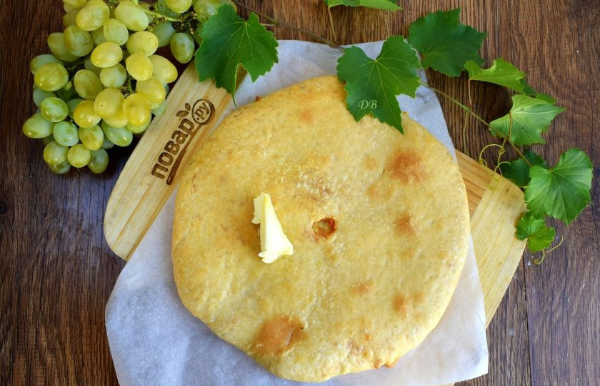 1. Этап. Хачапури по-имеретински классический: Поставьте лепешку в разогретую духовку и выпекайте в течение 18-20 минут. Еще горячие хачапури смажьте кусочком сливочного масла и подавайте к столу.