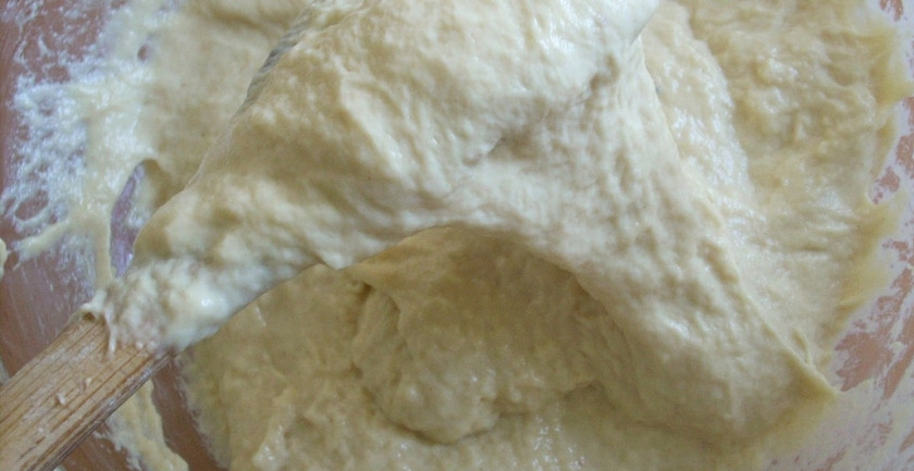 1. Этап. Дрожжевое тесто без молока: 2. Параллельно дрожжи и сахар заливаем теплой кипяченой водой. Пусть начнется реакция: пойдут пузыри. Теперь понемногу вливаем воду с дрожжами к муке, не прекращая помешивать. Вот примерно такой консистенции получаем тесто.
