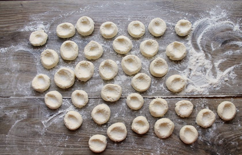 1. Этап. Ленивые вареники как в детском саду: Порежьте колбаски на кусочки толщиной 1/2 сантиметра, сформируйте шарики и продавите серединку.