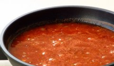 1. Этап. Колобки из фарша: Смешайте лук с томатным соком и пивом, посолите по вкусу, вскипятите.