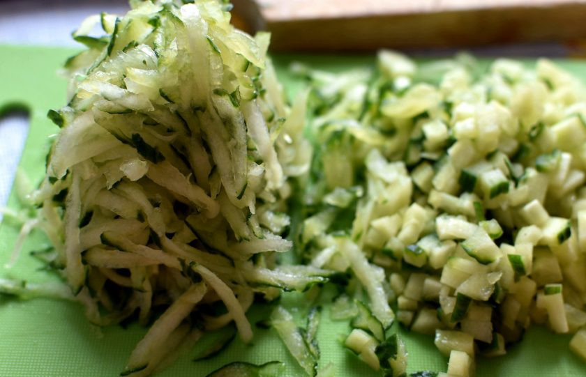 1. Этап. Окрошка Розовая нежность со свеклой и кефиром: Половину огурцов также нарежьте мелкими кубиками, вторую половину натрите на крупной овощной терке.