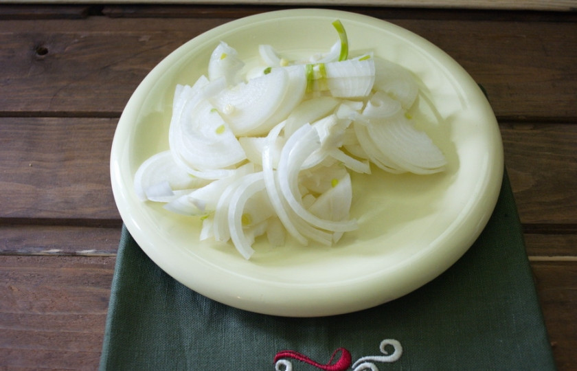 1. Этап. Диетическое мясо: Для приготовления блюда нарежем репчатый лук.