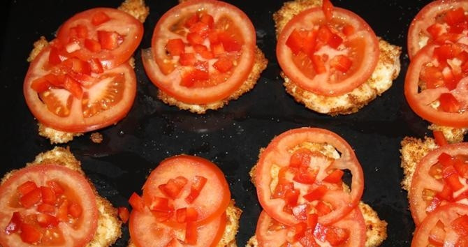 1. Этап. Мясо по-министерски: Затем переложите обжаренные кусочки курицы на противень. Вымойте и обсушите помидоры. Нарежьте кружочками и по одному колечку выложите на мясо. Также сверху присыпьте мелко нарубленным сладким болгарским перцем.