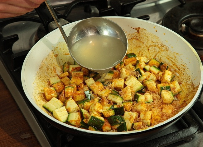 1. Этап. Кабачки по-мексикански тушеные: Долить бульон и тушить до готовности.