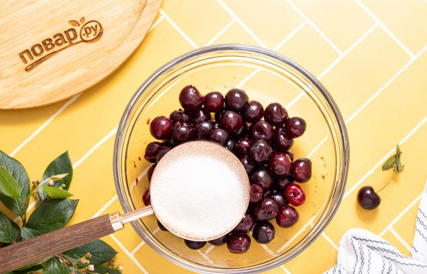 1. Этап. Вишневое варенье с ромом: Засыпьте ягоду сахаром и оставьте на пару часов, чтобы она пустила сок.