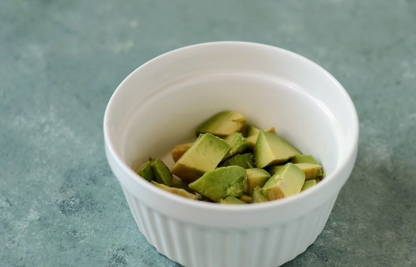 1. Этап. Печенье из урбеча: Авокадо очистите от кожуры, удалите косточку, нарежьте кубиками.