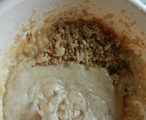 1. Этап. Коврижка банановая постная: Измельчаем орехи. Просеиваем муку. Добавляем щепотку соли, разрыхлитель и досыпаем оставшиеся полстакана сахара. Доливаем подсолнечное или оливковое масло и выдавливаем апельсиновый сок, либо берем покупной. Все смешиваем до однородной консистенции.