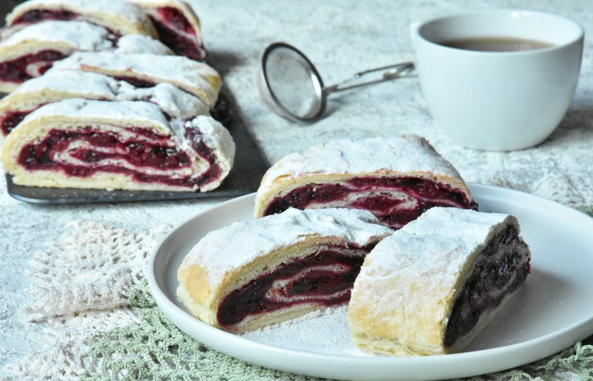 1. Этап. Штрудель с вишневой начинкой классический: Перед подачей готовый штрудель нарежьте на порционные кусочки.