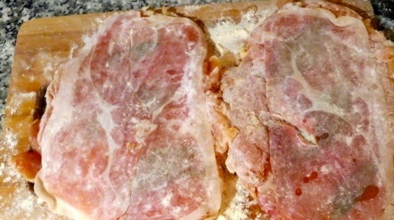 1. Этап. Сальтимбокка из курицы: Насыпьте в тарелку или на рабочую поверхность муку и равномерно ее распределите. Обмакните в муку каждый получившийся 