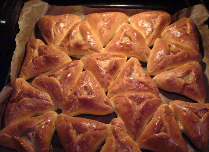 1. Этап. Треугольники с ветчиной: Когда треугольники станут румяными, их можно подавать на стол.