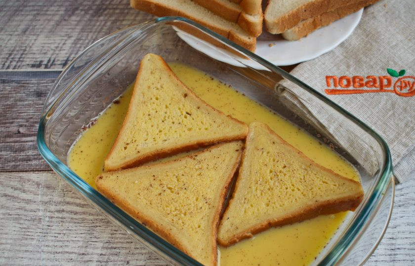 1. Этап. Французские тосты с ванилью: Ломтики хлеба окуните в смесь, чтобы они хорошо пропитались с двух сторон.